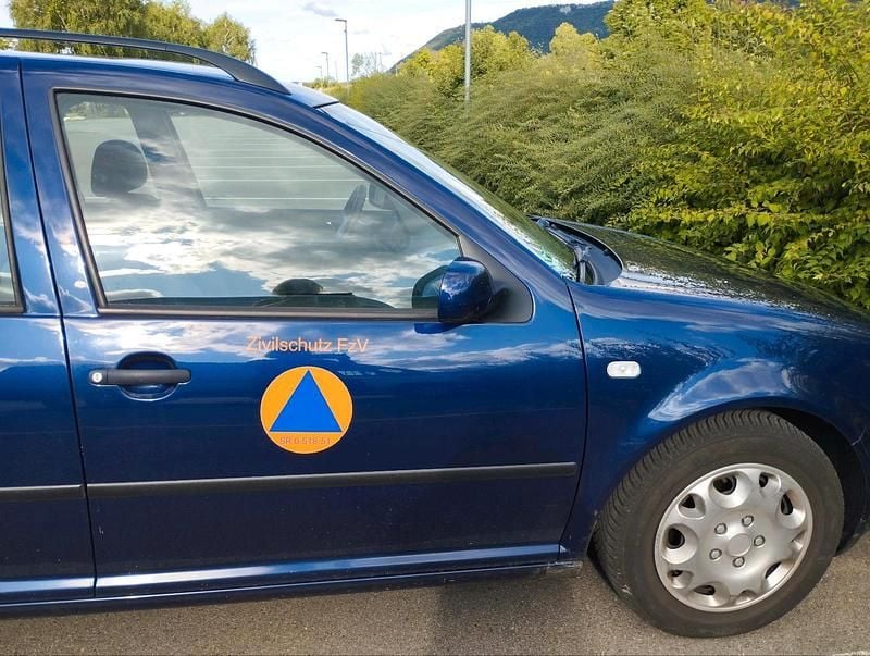 Blau Gebraucht 2001 VW Golf IV Kombi | 1.450 € (Etwas zu teuer) - Bild 1/4