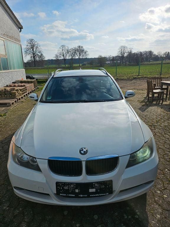 Gebraucht BMW 320 163 PS (119 kW) 2008 Weiß Kombi