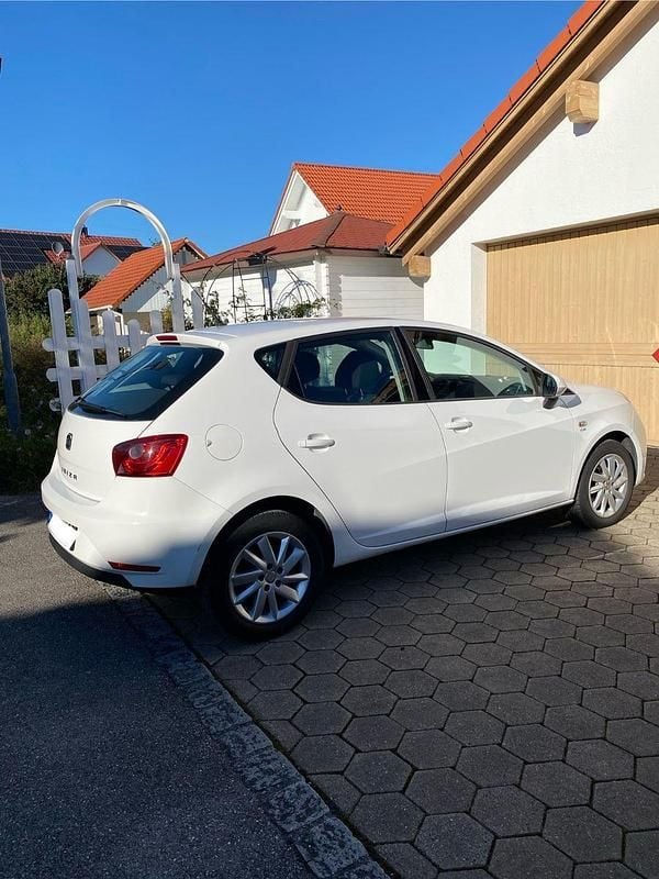 Weiß Gebraucht 2013 Seat Ibiza Kleinwagen | 3.800 € (Fairer Preis) - Bild 1/4