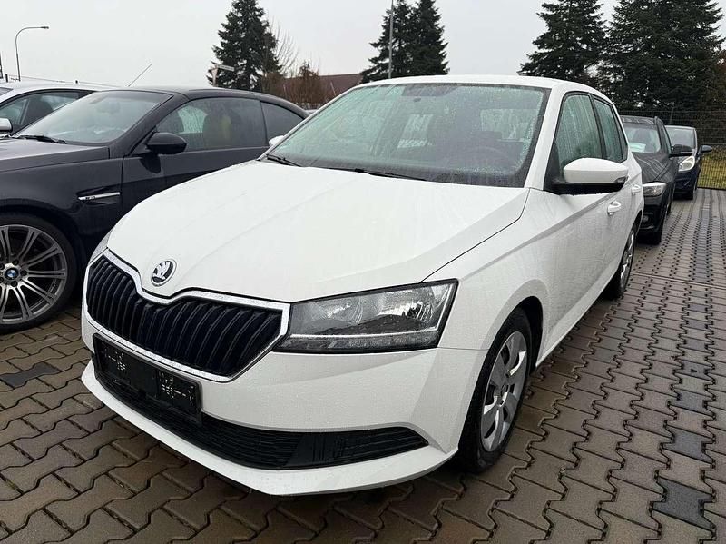 Używany Skoda Fabia 60 KM (44 kW) 2021 Biały Sedan/Limuzyna
