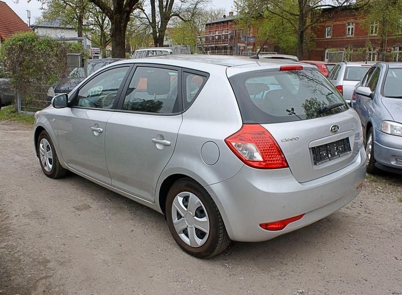 Second-hand Kia Ceed 90 CP (66 kW) 2012 Argintiu Hatchback