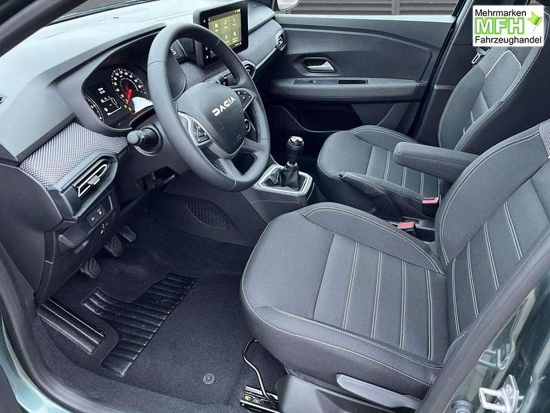 Neu Dacia Sandero Expression 101 PS (74 kW) 2025 Zedergrün Limousine