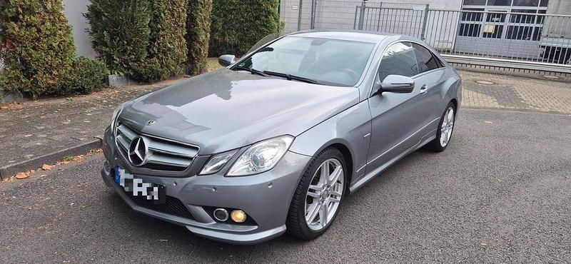 Silber Gebraucht 2009 Mercedes E250 AMG line Coupé | 10.900 € (Guter Preis) - Bild 1/4