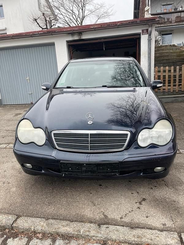 Blau Gebraucht 2001 Mercedes C180 Limousine | 500 € (Superpreis) - Bild 1/4