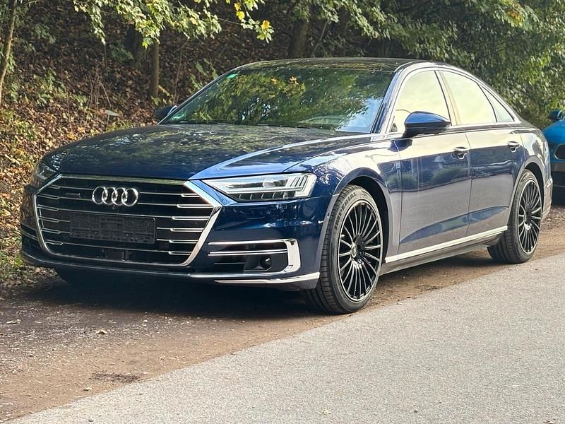 Blau Gebraucht 2017 Audi A8 Comfort Limousine | 49.980 € - Bild 1/4