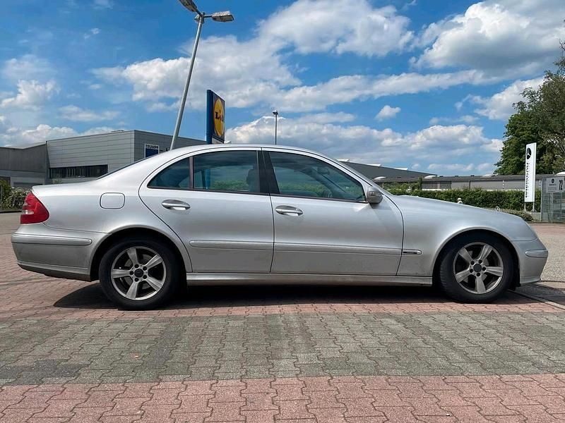 Silber Gebraucht 2002 Mercedes E270 Limousine | 2.500 € (Fairer Preis) - Bild 1/4