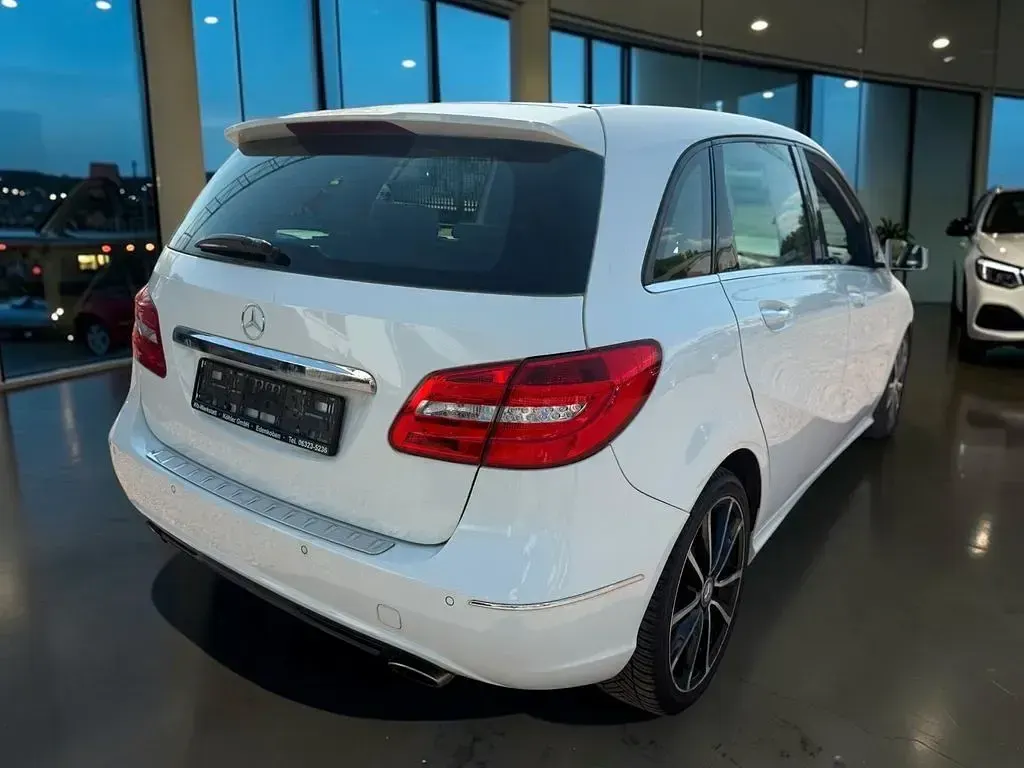 Gebraucht Mercedes B200 156 PS (114 kW) 2012 Weiß Kleinwagen