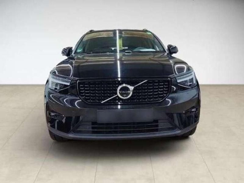 Onyx black / metallic (metallic) Gebraucht 2024 Volvo XC40 Plus SUV | 37.450 € (Fairer Preis) - Bild 1/4