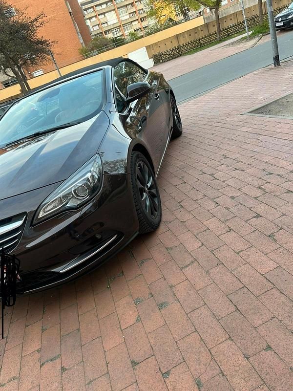 Usado Opel Cascada 165 HP (121 kW) 2014 Castanho Cabrios