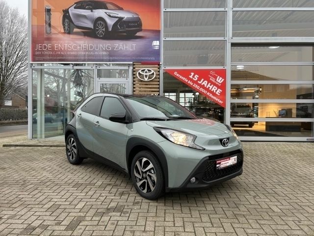 6x3)/ black mica (209) (gruen Gebraucht 2024 Toyota Aygo Team Kleinwagen | 18.950 € - Bild 1/4