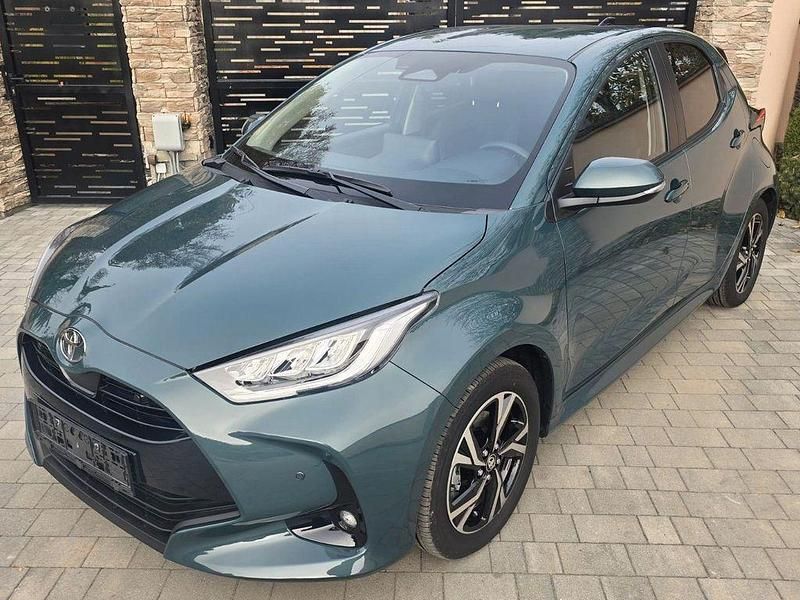 Grün Neu 2025 Toyota Yaris Hybrid Style Limousine | 21.490 € (Superpreis) - Bild 1/4