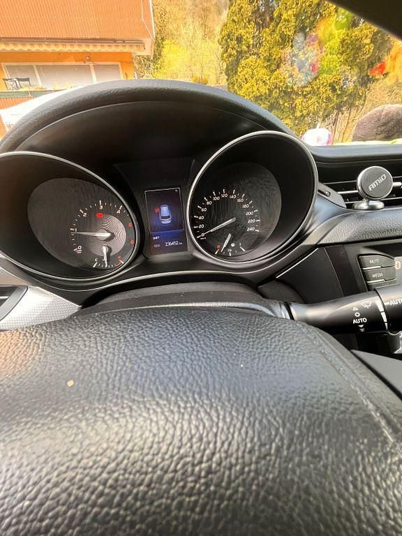 Gebraucht Toyota Avensis T2 143 PS (105 kW) 2016 Weiß Kombi