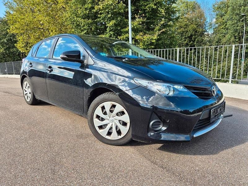 Schwarz Gebraucht 2014 Toyota Auris Cool Limousine | 6.980 € (Superpreis) - Bild 1/4