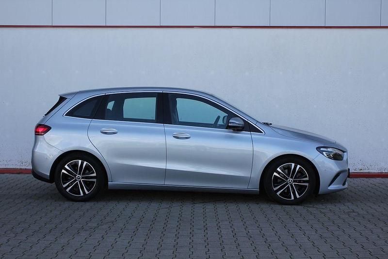922u hightech silber metallic Gebraucht 2024 Mercedes B180 Progressive Van / Kleinbus | 26.770 € (Superpreis) - Bild 1/4