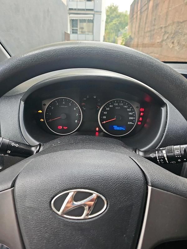 Weiß Gebraucht 2014 Hyundai i20 Limousine | 3.550 € (Superpreis) - Bild 1/4