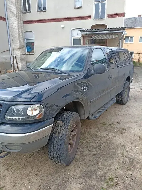 Używany Ford V8 230 KM (169 kW) 2004 Czarny SUV