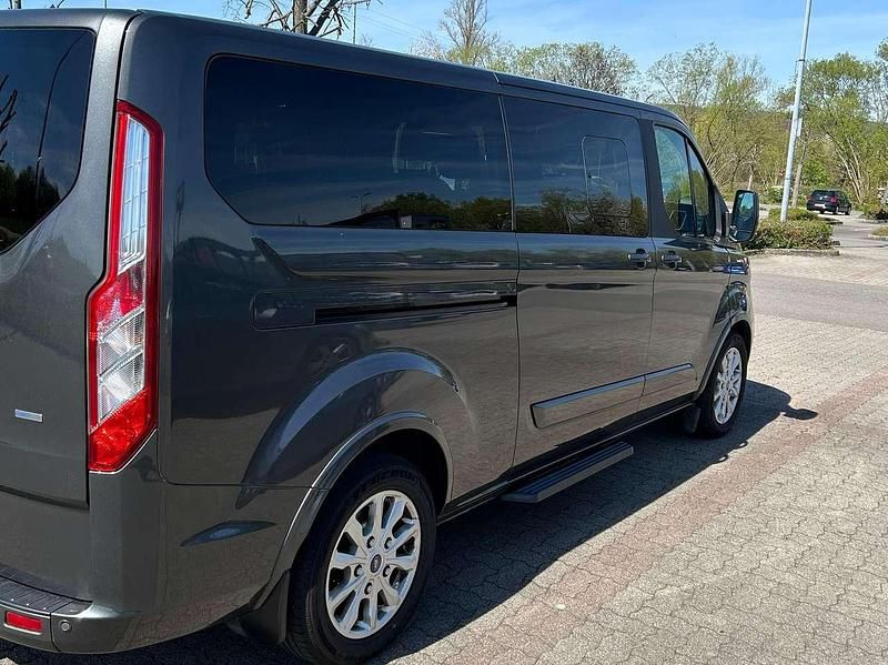 Gebraucht Ford Tourneo Titanium 131 PS (96 kW) 2018 Grau Van / Kleinbus