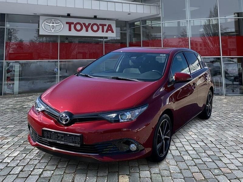 Rot Gebraucht 2018 Toyota Auris Team Limousine | 12.490 € (Fairer Preis) - Bild 1/4
