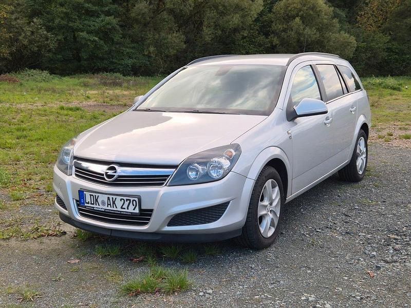 Silber Gebraucht 2011 Opel Astra Edition Kombi | 1.850 € (Fairer Preis) - Bild 1/4