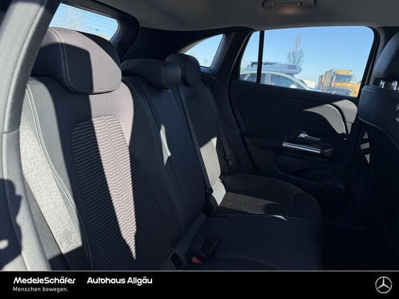 Gebraucht Mercedes GLA200 Progressive 163 PS (119 kW) 2022 Lack kosmosschwarz (metallic) SUV