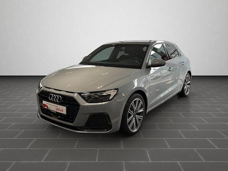 Pfeilgrau perleffekt (metallic) Gebraucht 2022 Audi A1 Sportback Advanced Plus Kleinwagen | 25.990 € (Teuer) - Bild 1/4