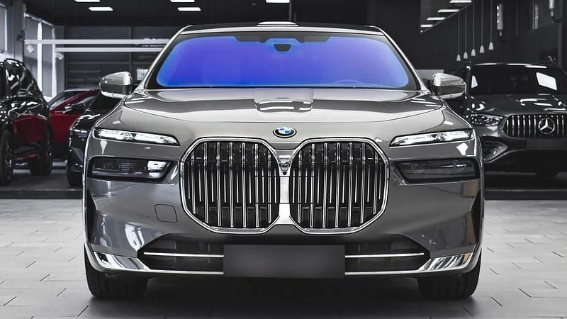 Grau Gebraucht 2024 BMW 750e Executive Limousine | 112.950 € (Etwas zu teuer) - Bild 1/4