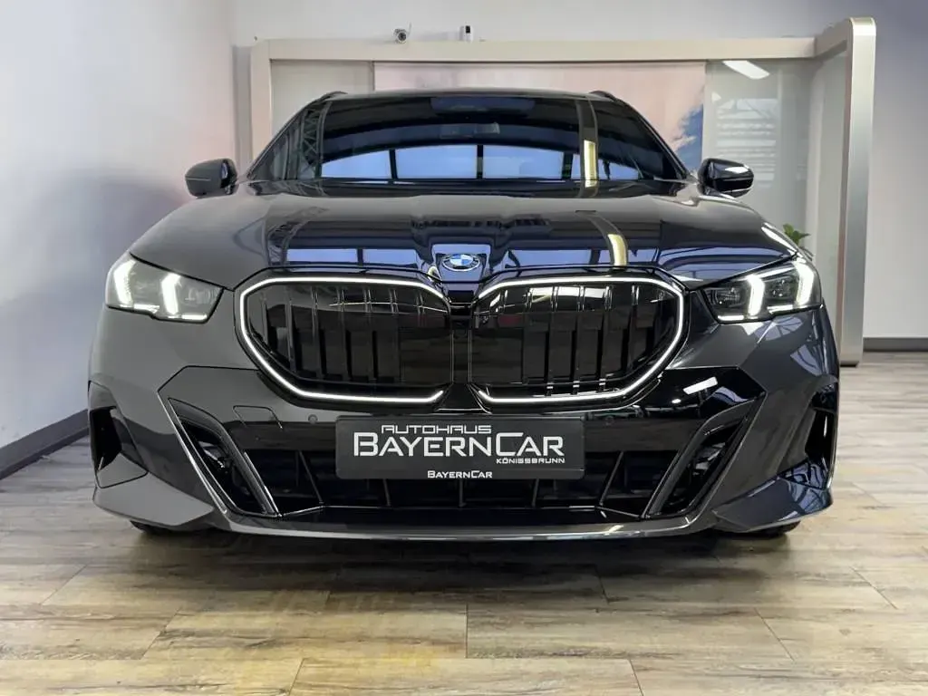 Gebraucht BMW 540 M Sport 303 PS (222 kW) 2025 (0a90) sophistograu brillant Kombi