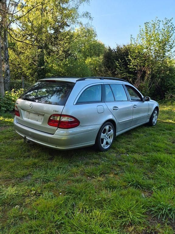 Usado Mercedes E220 Elegance 150 CV (110 kW) 2003 Plateado Berlina