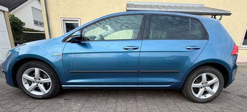 Gebraucht VW Golf VII Highline 110 PS (80 kW) 2015 Blau Limousine
