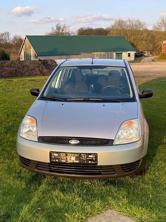 Gebraucht Ford Fiesta 60 PS (44 kW) 2004 Silber Kleinwagen