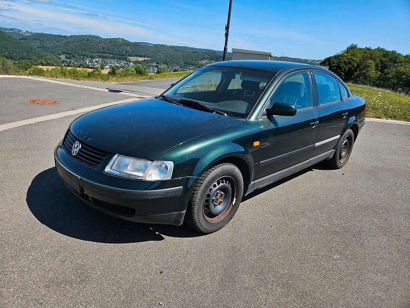 Grün Gebraucht 1999 VW Passat Limousine | 799 € (Guter Preis) - Bild 1/4