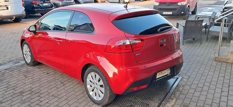Gebraucht Kia Rio Attract 86 PS (63 kW) 2013 (beg) signal red Kleinwagen