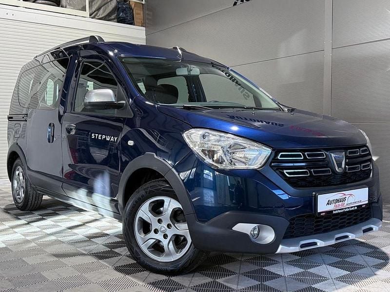 Blau Gebraucht 2019 Dacia Dokker Stepway Van / Kleinbus | 12.970 € (Fairer Preis) - Bild 1/4