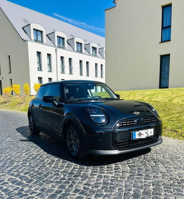 Schwarz Gebraucht 2024 Mini Cooper Essential Kleinwagen | 26.950 € (Fairer Preis) - Bild 1/4