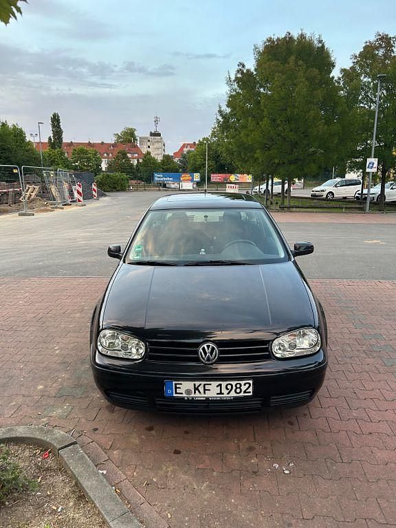 Schwarz Gebraucht 2001 VW Golf IV Highline Limousine | 999 € (Superpreis) - Bild 1/4