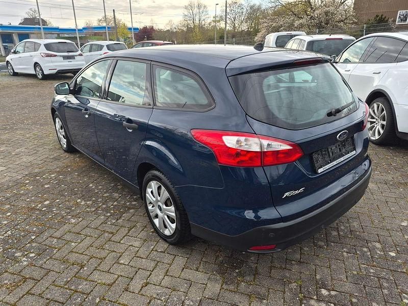 Gebraucht Ford Focus Ambiente 101 PS (74 kW) 2014 Blau Limousine