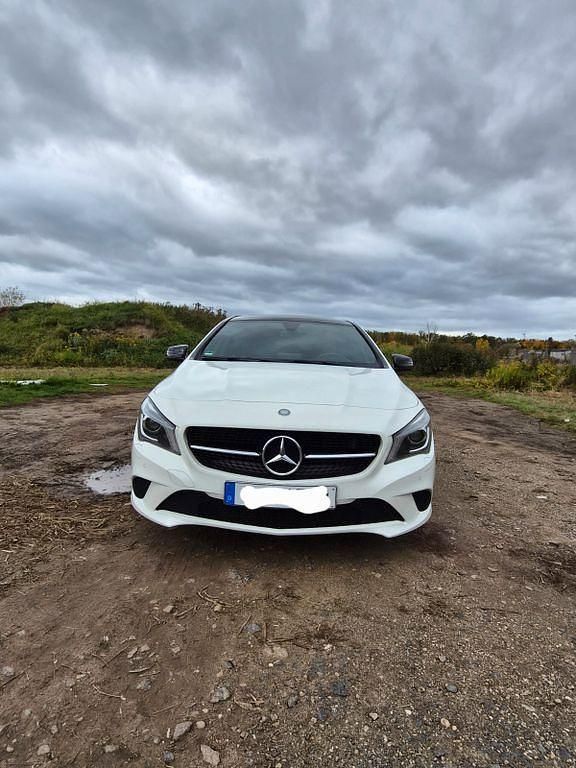 Weiß Gebraucht 2015 Mercedes CLA180 Shooting Brake Urban Kombi | 15.200 € (Fairer Preis) - Bild 1/4