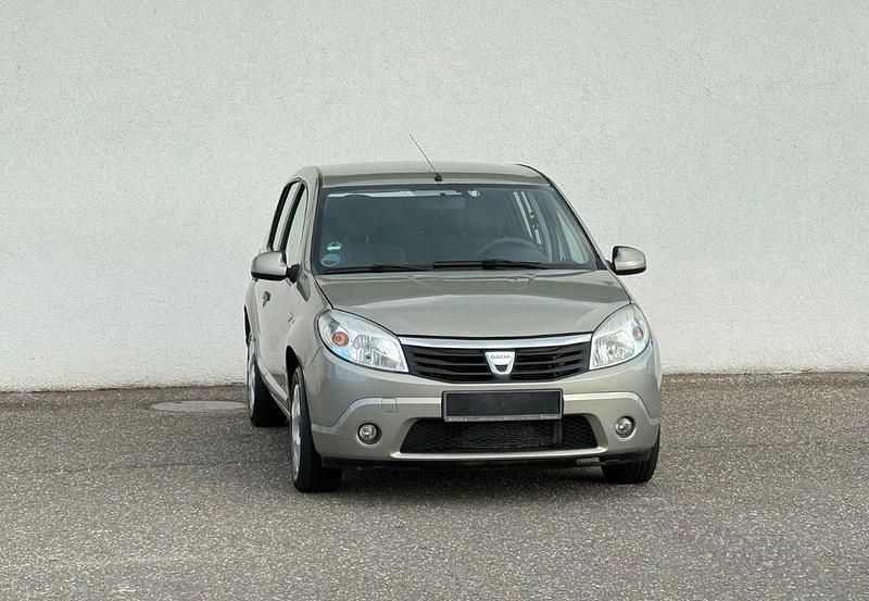 Grau Gebraucht 2008 Dacia Sandero Lauréate Kleinwagen | 2.299 € (Fairer Preis) - Bild 1/4