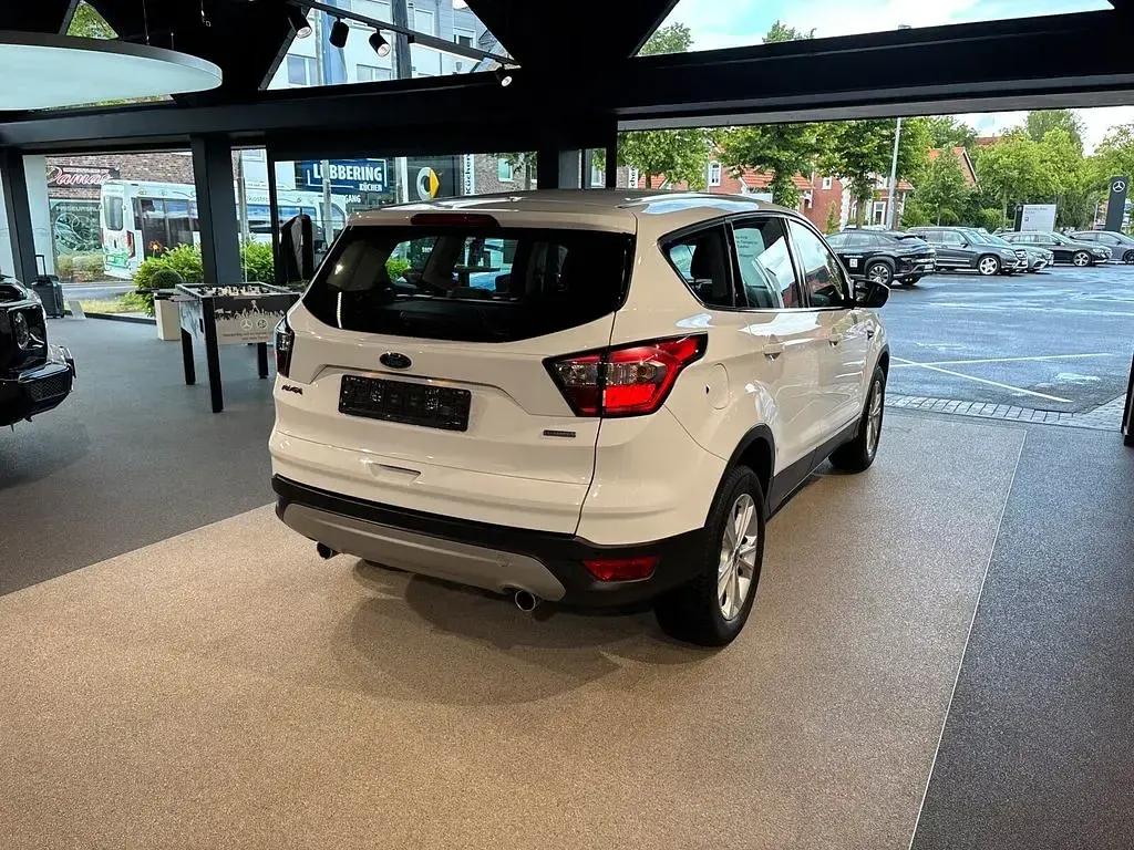 Gebraucht Ford Kuga Titanium 150 PS (110 kW) 2017 Weiß SUV