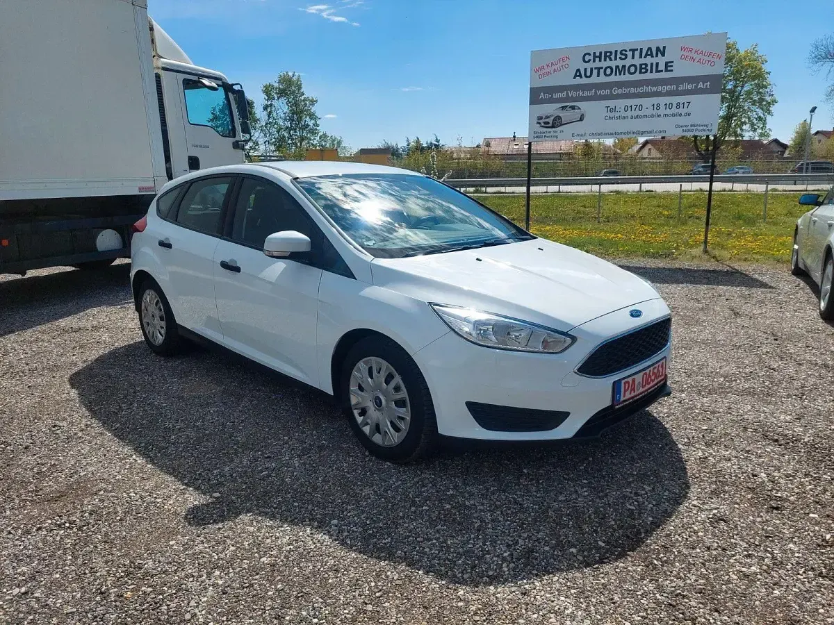 Gebraucht Ford Focus 101 PS (74 kW) 2015 Weiß Limousine