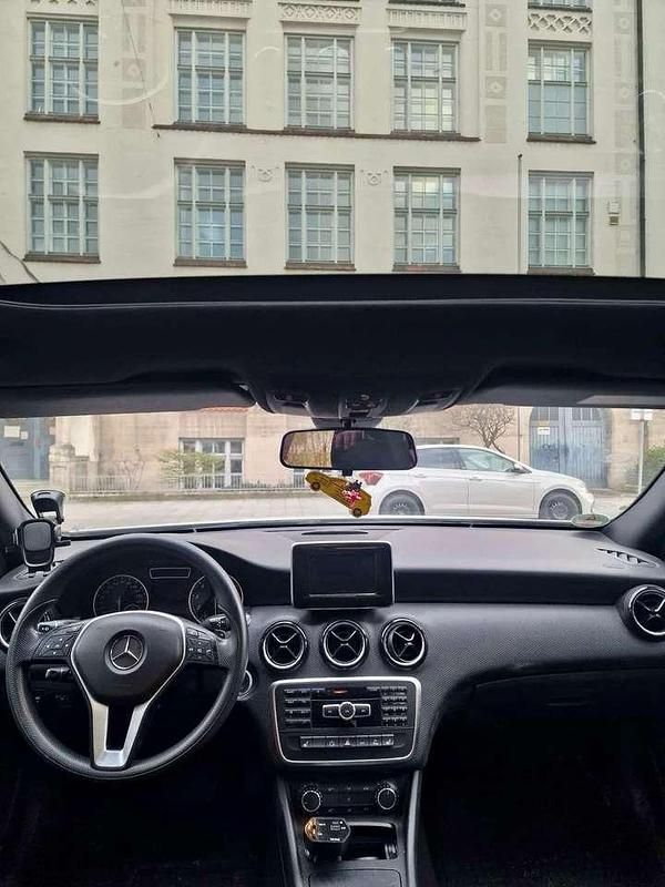 Gebraucht Mercedes A180 122 PS (89 kW) 2014 Weiß Kleinwagen