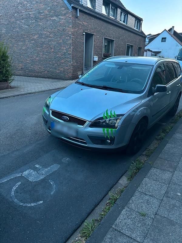 Grau Gebraucht 2005 Ford Focus Titanium Kombi | 1.050 € (Superpreis) - Bild 1/4