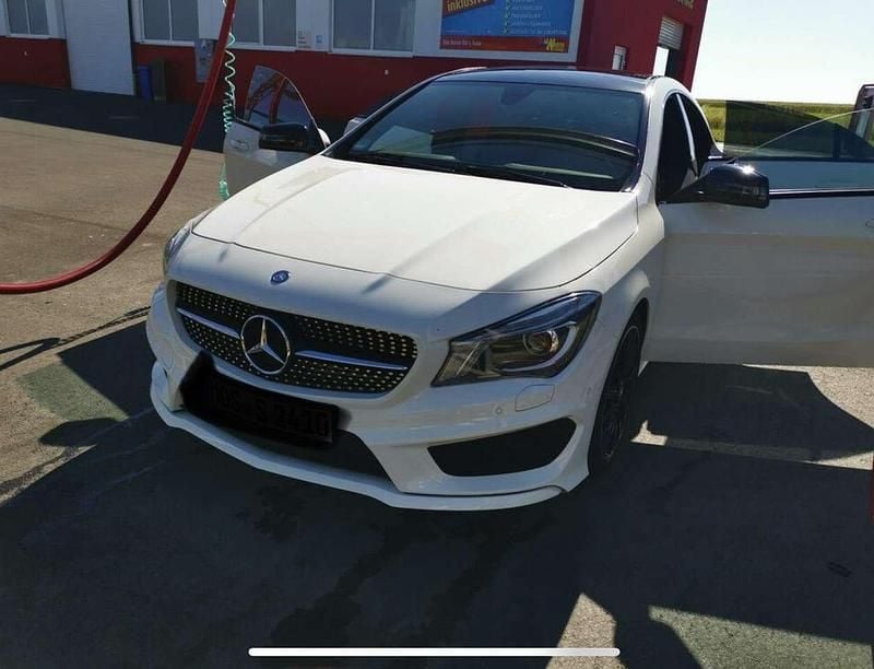 Weiß Gebraucht 2016 Mercedes CLA200 AMG line Coupé | 20.000 € (Teuer) - Bild 1/4