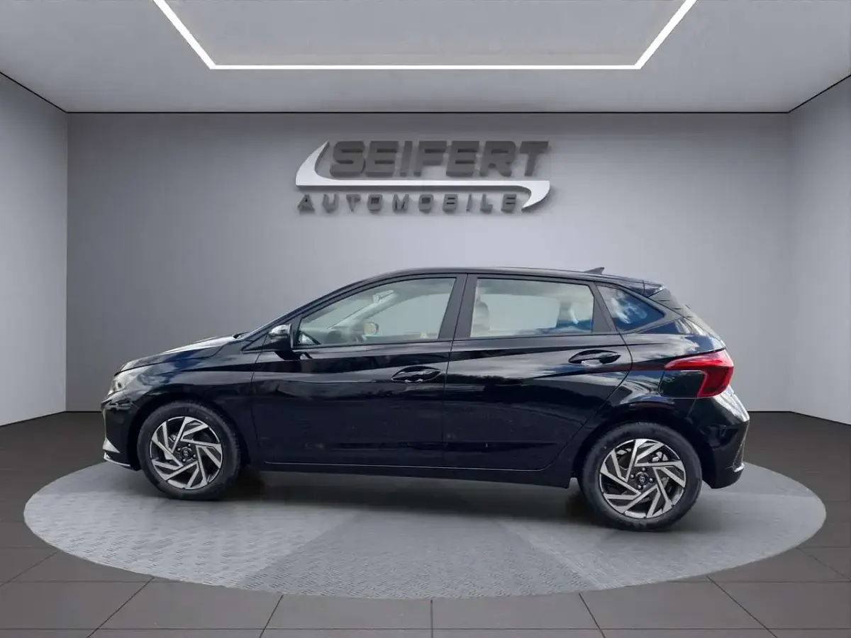 Neu Hyundai i20 Comfort 101 PS (74 kW) 2025 Phantom black Limousine