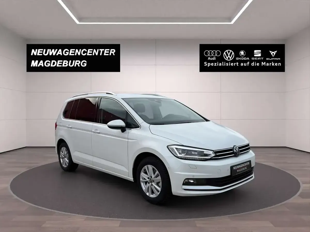 Neu VW Touran Highline 150 PS (110 kW) 2025 Oryxweiß perlmutteffekt Van / Kleinbus