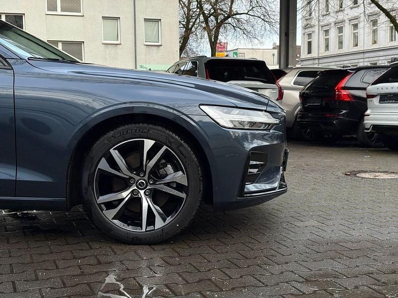 Gebraucht Volvo V60 Plus 197 PS (144 kW) 2025 Blau Kombi