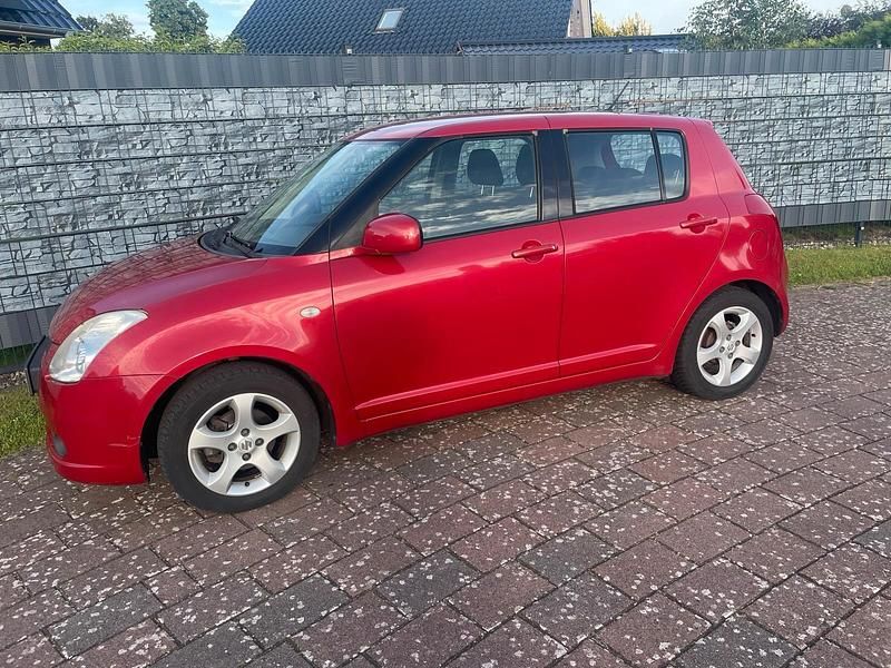 Rot Gebraucht 2007 Suzuki Swift Kleinwagen | 3.700 € - Bild 1/4