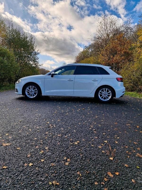 Weiß Gebraucht 2018 Audi A3 Limousine | 15.200 € (Guter Preis) - Bild 1/4