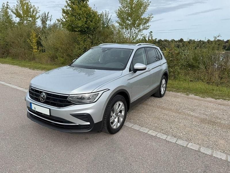 Silber Gebraucht 2023 VW Tiguan Active SUV | 26.500 € (Guter Preis) - Bild 1/4