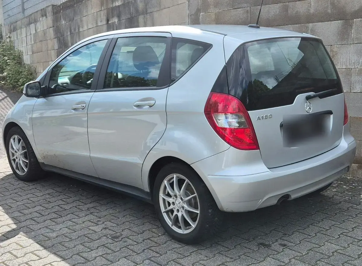 Gebraucht Mercedes A180 Elegance 116 PS (85 kW) 2010 Silber Van / Kleinbus
